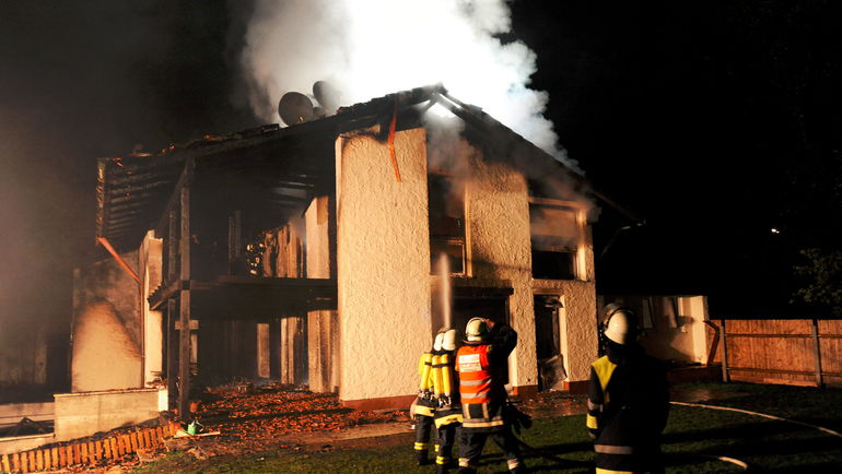 20 сентября 2011 года. Пожарные борются с огнем в доме 21-летнего Брену. Фото AFP 20 сентября 2011 года. Пожарные борются с огнем в доме 21-летнего Брену. Фото AFP