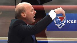 Майк КИНЭН оставляет скамейку