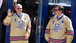 Майк КИНЭН (слева) пост сдал. Илья ВОРОБЬЕВ – принял.