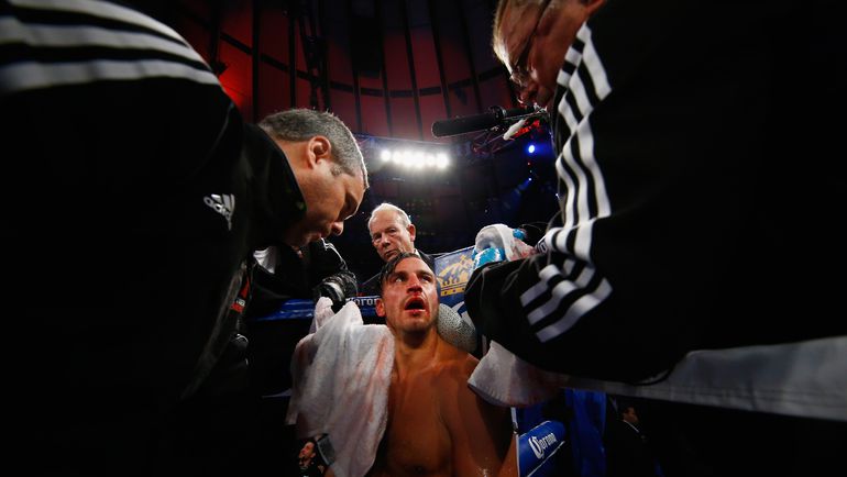 Суббота. Нью-Йорк. Давид ЛЕМЬЕ среди секундантов. Фото REUTERS Суббота. Нью-Йорк. Давид ЛЕМЬЕ среди секундантов. Фото REUTERS