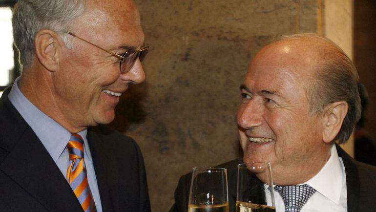 29 июня 2006. Берлин. Йозеф БЛАТТЕР (справа) и Франц БЕККЕНБАУЭР во время приема DFB (Германского футбольного союза). Фото AFP 29 июня 2006. Берлин. Йозеф БЛАТТЕР (справа) и Франц БЕККЕНБАУЭР во время приема DFB (Германского футбольного союза). Фото AFP