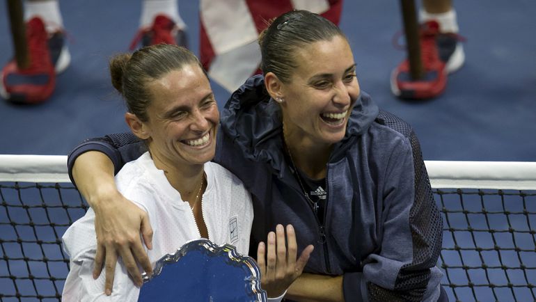 12 сентября. Нью-Йорк. Чемпионка US Open Флавия ПЕННЕТТА (справа) и финалист Роберта ВИНЧИ. Фото REUTERS 12 сентября. Нью-Йорк. Чемпионка US Open Флавия ПЕННЕТТА (справа) и финалист Роберта ВИНЧИ. Фото REUTERS