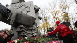 2007 год. Москва. Лужники. У памятника "Погибшим на стадионах".