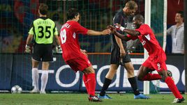 26 августа 2005 года. Монако. "Ливерпуль" – ЦСКА – 3:1. д.в. 102-я минута. Фернандо МОРЬЕНТЕС поздравляет с победным голом Джибриля СИССЕ в ворота Игоря АКИНФЕЕВА в матче за Суперкубок УЕФА.