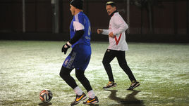 Среда. Беляниново. Андрей КОБЕЛЕВ и Дмитрий АЛЕНИЧЕВ на футбольном поле.