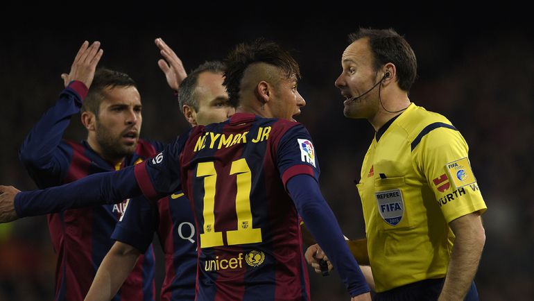 Редкое класико обходится без спорных судейских решений. Фото AFP Редкое класико обходится без спорных судейских решений. Фото AFP