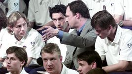 Май 2002 года. Сборная России перед чемпионатом мира – в Останкино: Виктор ГУСЕВ с Валерием КАРПИНЫМ и Александром МОСТОВЫМ.