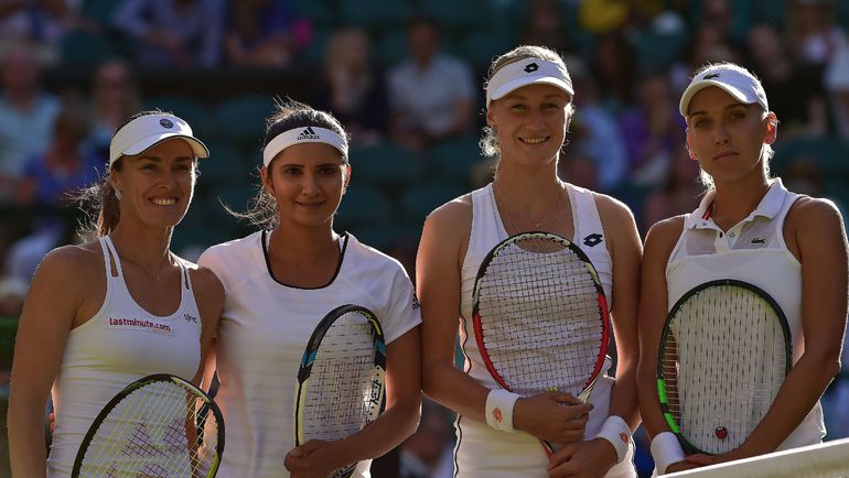 Елена ВЕСНИНА (справа) и Екатерина МАКАРОВА (вторая справа) уступили Мартине ХИНГИС (слева) и Сане МИРЗЕ в финале Уимблдона. Фото AFP Елена ВЕСНИНА (справа) и Екатерина МАКАРОВА (вторая справа) уступили Мартине ХИНГИС (слева) и Сане МИРЗЕ в финале Уимблдона. Фото AFP