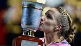 Сегодня. Москва. Светлана КУЗНЕЦОВА целует трофей.