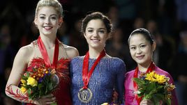 Суббота. Милуоки. Россиянка Евгения МЕДВЕДЕВА (в центре) выиграла дебютный этап