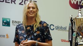 Вчера. Сингапур. Мария ШАРАПОВА и главный трофей WTA Finals.