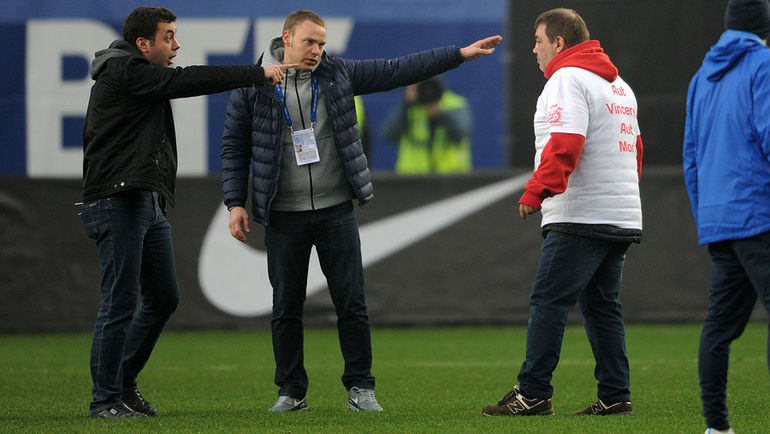 Воскресенье. Химки. Дмитрий ДЕРУНЕЦ (слева) и фанат красно-белых. Фото Алексей ИВАНОВ, Воскресенье. Химки. Дмитрий ДЕРУНЕЦ (слева) и фанат красно-белых. Фото Алексей ИВАНОВ,