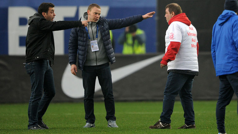 Воскресенье. Химки. Дмитрий ДЕРУНЕЦ (слева) и фанат красно-белых. Фото Алексей ИВАНОВ, Воскресенье. Химки. Дмитрий ДЕРУНЕЦ (слева) и фанат красно-белых. Фото Алексей ИВАНОВ,