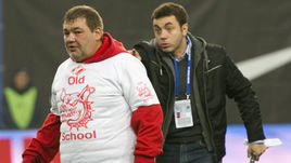 Воскресенье. Химки. Дмитрий ДЕРУНЕЦ (справа) и фанат красно-белых.