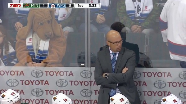 Болельщик в костюме собаки на трибуне MTS Centre. Фото sports.cbsimg.net/ Болельщик в костюме собаки на трибуне MTS Centre. Фото sports.cbsimg.net/