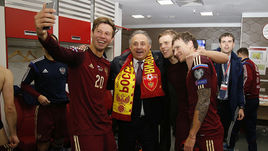 12 октября. Москва. Тушино. Россия - Черногория - 2:0. Мы - на Euro-2016! Победное селфи Виталия МУТКО с игроками нашей сборной: Федором СМОЛОВЫМ (№ 20), Александром КОКОРИНЫМ и Павлом МАМАЕВЫМ (справа).