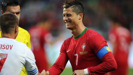 7 июня 2013 года. Лиссабон. Отборочный матч ЧМ-2014. Португалия - Россия - 1:0. КРИШТИАНУ РОНАЛДУ (справа) и Игорь ДЕНИСОВ.