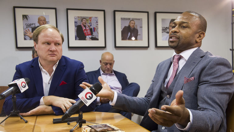 Рой ДЖОНС и его промоутер Владимир ХРЮНОВ (слева) в редакции Рой ДЖОНС и его промоутер Владимир ХРЮНОВ (слева) в редакции