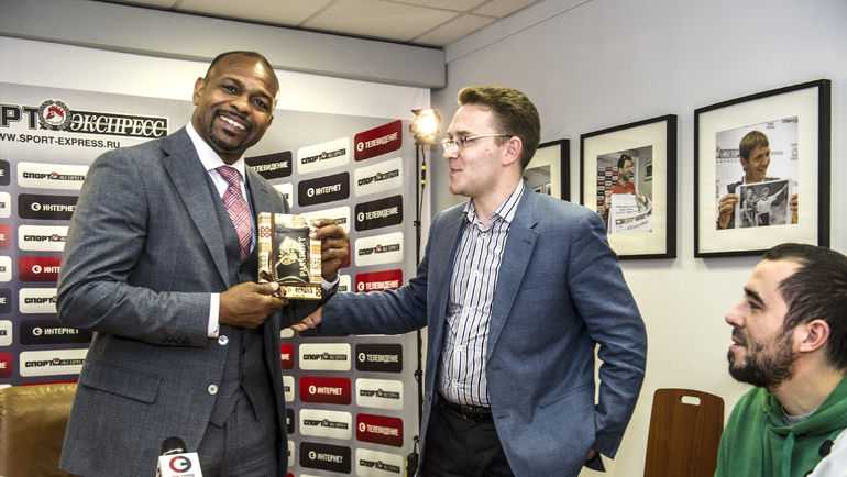 Рой ДЖОНС получает подарок - обложку для российского паспорта - от главного редактора Рой ДЖОНС получает подарок - обложку для российского паспорта - от главного редактора