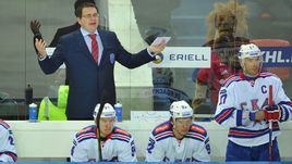 Андрей НАЗАРОВ (на втором плане) так и не смог сработаться с главной звездой СКА Ильей КОВАЛЬЧУКОМ (№17).