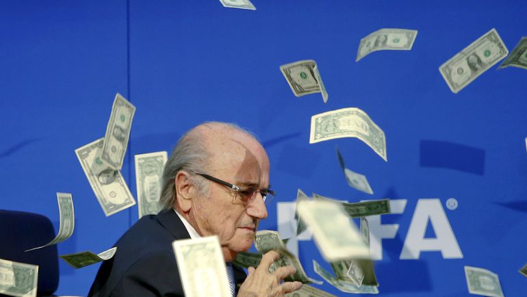 Британский журналист осыпал Йозефа БЛАТТЕРА фальшивыми долларами. Фото REUTERS Британский журналист осыпал Йозефа БЛАТТЕРА фальшивыми долларами. Фото REUTERS