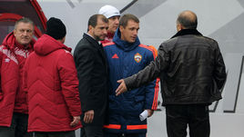 Гончаренко общается с представителями "Урала"