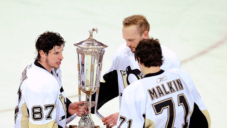 Сидни КРОСБИ, Сергей ГОНЧАР и Евгений МАЛКИН с призом Принца Уэльского Сидни КРОСБИ, Сергей ГОНЧАР и Евгений МАЛКИН с призом Принца Уэльского