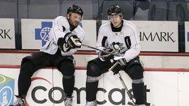 Евгений МАЛКИН (справа) неоднократно заявлял, что смог раскрыться за океаном только благодаря Сергею ГОНЧАРУ.