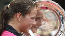 Дарья КАСАТКИНА с трофеем юношеского "Ролан Гаррос".