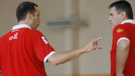 Два экс-главных тренера сборной России Дэвид БЛАТТ и Евгений ПАШУТИН. Первый добился сверхрезультатов, а второй, увы, не смог оттолкнуться ото дна.