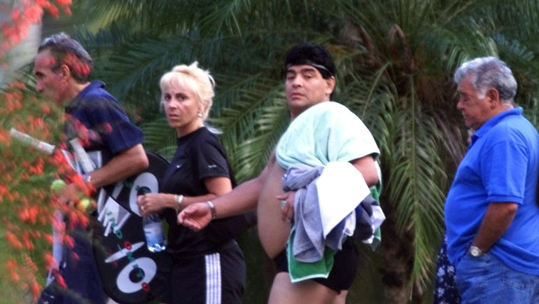 20 января 2000 года. Гавана. Диего МАРАДОНА (второй справа) с женой Клаудией ВИЛЬЯФАНЬЕЙ. Фото REUTERS 20 января 2000 года. Гавана. Диего МАРАДОНА (второй справа) с женой Клаудией ВИЛЬЯФАНЬЕЙ. Фото REUTERS