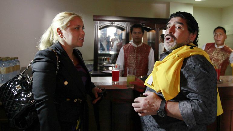 11 сентября 2011 года. Дубай. Вероника ОХЕДА (слева) и Диего МАРАДОНА. Фото REUTERS 11 сентября 2011 года. Дубай. Вероника ОХЕДА (слева) и Диего МАРАДОНА. Фото REUTERS