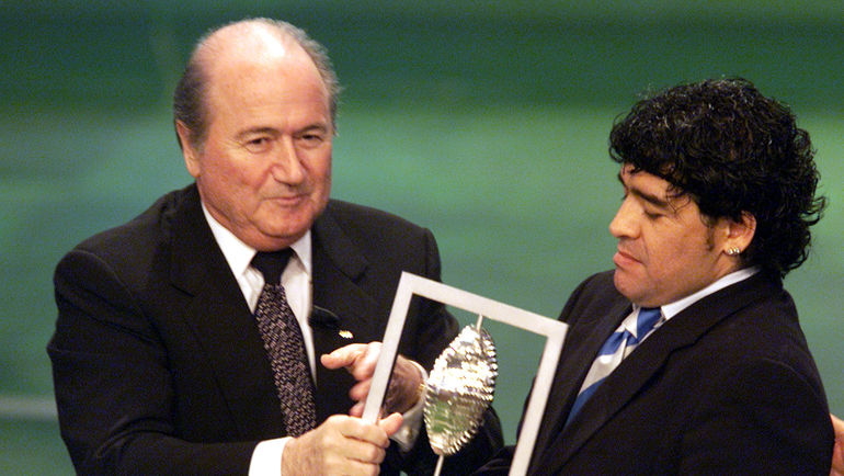 11 декабря 2000 года. Зепп БЛАТТЕР (слева) вручает Диего МАРАДОНЕ награду лучшего игрока века, которую он разделил с ПЕЛЕ. Фото REUTERS 11 декабря 2000 года. Зепп БЛАТТЕР (слева) вручает Диего МАРАДОНЕ награду лучшего игрока века, которую он разделил с ПЕЛЕ. Фото REUTERS