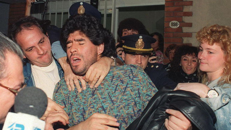 26 апреля 1991 года. Буэнос-Айрес. Только что Диего МАРАДОНУ выпустили из тюрьмы после ареста за хранение кокаина. Фото AFP 26 апреля 1991 года. Буэнос-Айрес. Только что Диего МАРАДОНУ выпустили из тюрьмы после ареста за хранение кокаина. Фото AFP