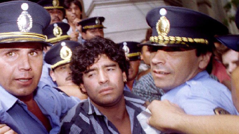 15 марта 1994 года. Диего МАРАДОНА в сопровождении полицейских покидает заседание суда, где проходили разбирательства по обвинению аргентинца в нападении на папарацци. Фото REUTERS 15 марта 1994 года. Диего МАРАДОНА в сопровождении полицейских покидает заседание суда, где проходили разбирательства по обвинению аргентинца в нападении на папарацци. Фото REUTERS