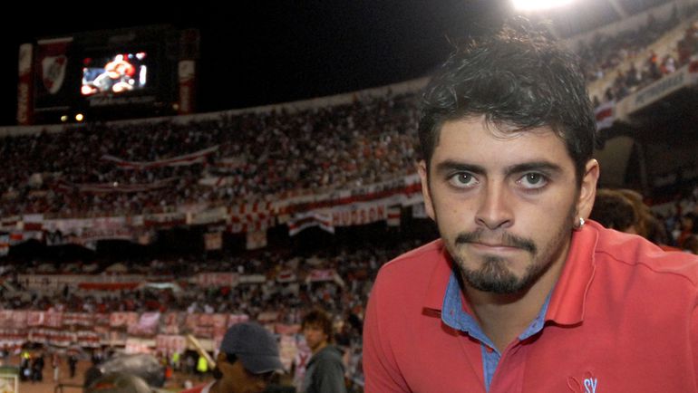 2 октября 2008 года. Буэнос-Айрес. Диего Армандо МАРАДОНА СИНГАРА-младший - сын Диего Марадоны от Кристины Сингары - на матче Южноамериканского Кубка между аргентинским 2 октября 2008 года. Буэнос-Айрес. Диего Армандо МАРАДОНА СИНГАРА-младший - сын Диего Марадоны от Кристины Сингары - на матче Южноамериканского Кубка между аргентинским