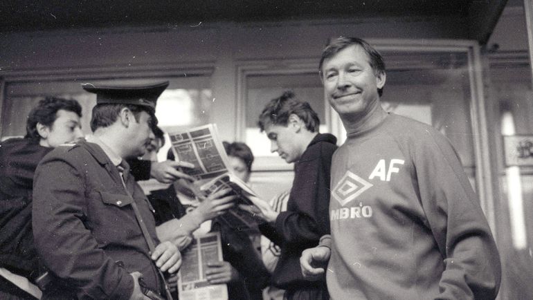 27 сентября 1992 года. Андрей КАНЧЕЛЬСКИС (второй справа) и Алекс ФЕРГЮСОН (справа) на тренировке в Москве перед матчем с 27 сентября 1992 года. Андрей КАНЧЕЛЬСКИС (второй справа) и Алекс ФЕРГЮСОН (справа) на тренировке в Москве перед матчем с