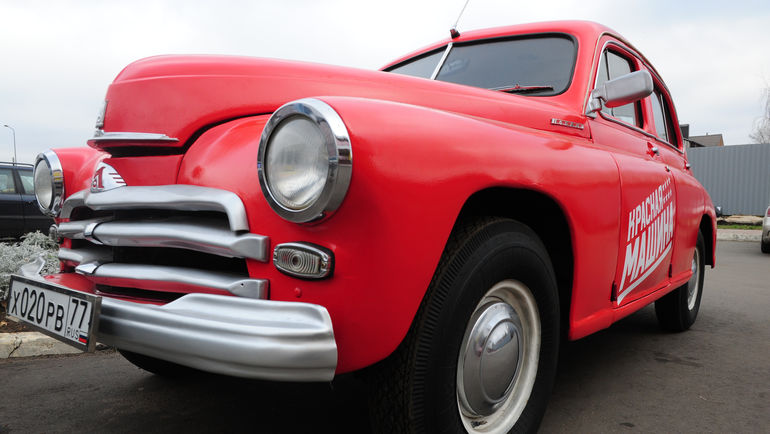 Красная машина в Новогорске. Фото Федор УСПЕНСКИЙ, Красная машина в Новогорске. Фото Федор УСПЕНСКИЙ,