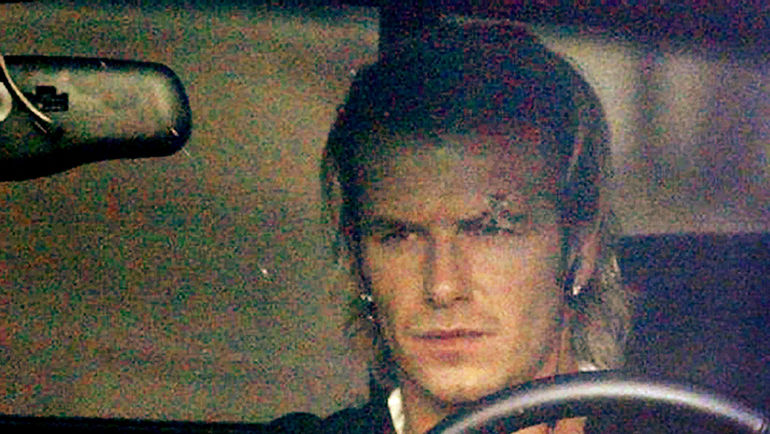 В феврале 2003-го Дэвид БЕКХЭМ пострадал от Алекса Фергюсона физически - по легенде, тренер швырнул в звездного игрока бутсу. Фото REUTERS В феврале 2003-го Дэвид БЕКХЭМ пострадал от Алекса Фергюсона физически - по легенде, тренер швырнул в звездного игрока бутсу. Фото REUTERS