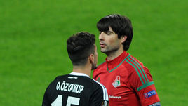 Ведран ЧОРЛУКА (справа) против