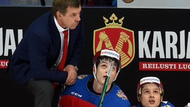 Вчера. Хельсинки. Финляндия - Россия - 2:1. Главный тренер сборной России Олег ЗНАРОК со своими подопечными Николаем ПРОХОРКИНЫМ и Вадимом ШИПАЧЕВЫМ (№ 82).