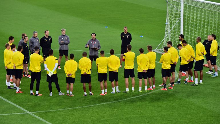 Унаи ЭМЕРИ (в центре) дает установку Унаи ЭМЕРИ (в центре) дает установку