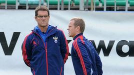 Сентябрь 2012 года. Москва. Фабио КАПЕЛЛО и Александр АНЮКОВ на тренировке сборной России.