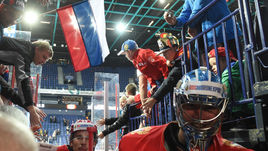 Суббота. Хельсинки. Россия - Швеция - 6:3. Ажиотаж вокруг победителей, который, судя по улыбке, нравится Василию КОШЕЧКИНУ.