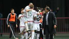 Суббота. Грозный. "Терек" - "Спартак" - 2:1. Хозяева празднуют победный гол Аблая МБЕНГА (в центре).