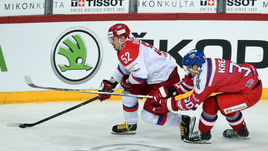 Воскресенье. Хельсинки. Россия - Чехия - 3:4 Б. Автор первого гола Сергей ШИРОКОВ (слева).