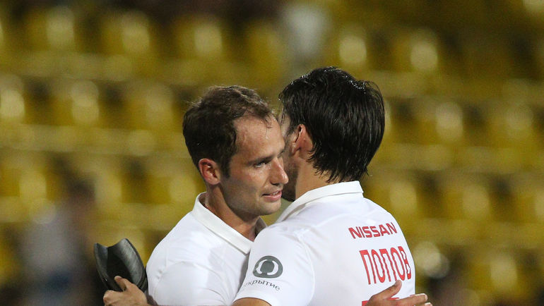 Весь первый круг болельщики красно-белых не могут прийти к общему мнению по вопросу - стоит ли одновременно выпускать на поле Романа ШИРОКОВА и Ивелина ПОПОВА. Фото Виталий ТИМКИВ Весь первый круг болельщики красно-белых не могут прийти к общему мнению по вопросу - стоит ли одновременно выпускать на поле Романа ШИРОКОВА и Ивелина ПОПОВА. Фото Виталий ТИМКИВ