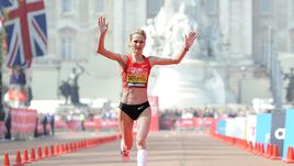 17 апреля 2011 года. Лондон. Лилия ШОБУХОВА финиширует второй в Лондонском марафоне.