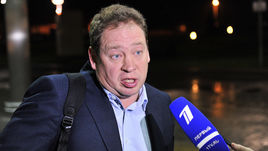 Вторник. Москва. Шереметьево. Главный тренер сборной России Леонид СЛУЦКИЙ приехал на сбор национальной команды со съемок программы