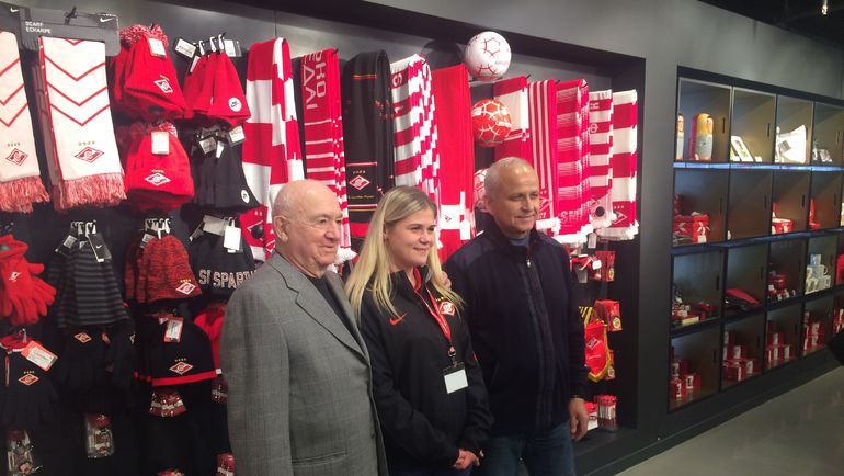 Никита СИМОНЯН (слева) и Александр МИРЗОЯН (справа) позируют в клубном магазине Никита СИМОНЯН (слева) и Александр МИРЗОЯН (справа) позируют в клубном магазине